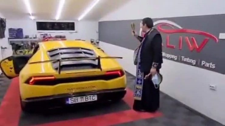 Nu e banc! Preotul din Sibiu a fost chemat să sfințească un Lamborghini de Bobotează. Imaginile sunt virale 24