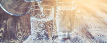 E bine să bei apă sau nu în timpul mesei? Trucul care te ajută să digeri mai ușor mâncarea