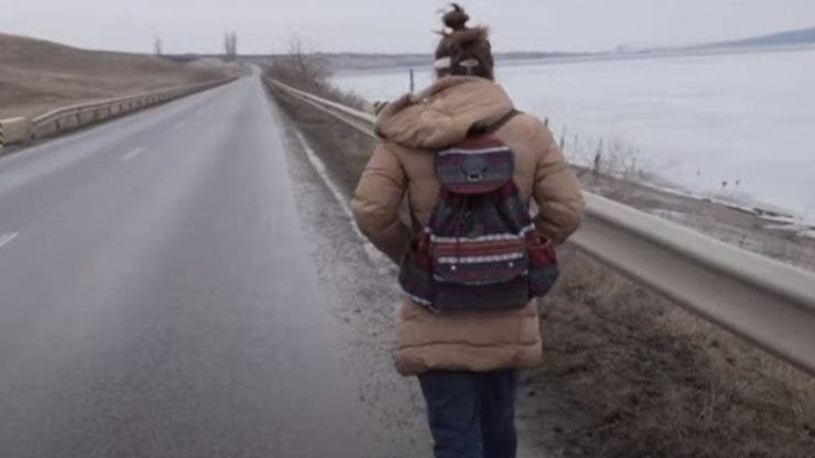 Cazul fetiței de 16 ani care era nevoită să meargă zilnic 26 km până la școală