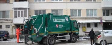 Ce salariu primește un șofer pe mașina de gunoi, în București.