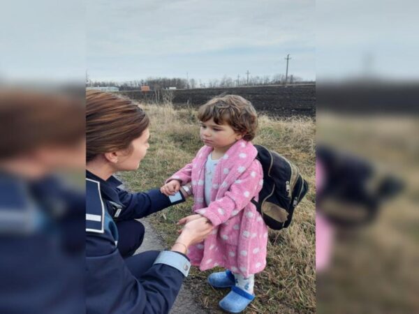 Fetiță de trei ani, găsită cu ghiozdanul în spate, pe marginea unui drum din Buzău. Unde se îndrepta micuța 26 a plecat de acasa