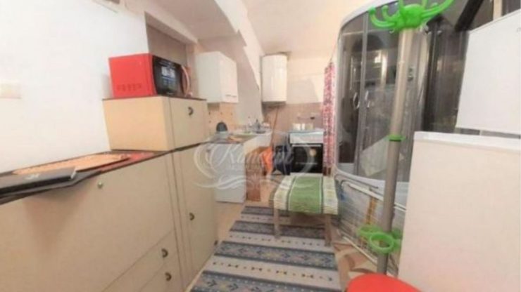 Incredibil! O garsonieră din Cluj are toaleta ascunsă după aragaz. Câți bani cere proprietarul 25 Incredibil! O garsonieră din Cluj are toaleta ascunsă după aragaz.