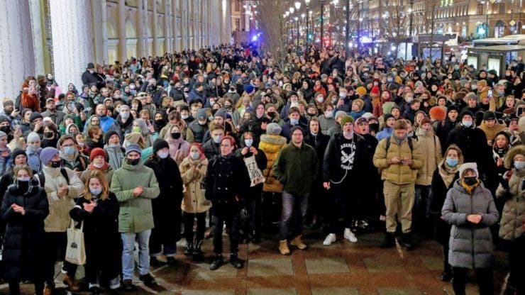 Mii de ruși protestează împotriva invaziei declanșate de Rusia