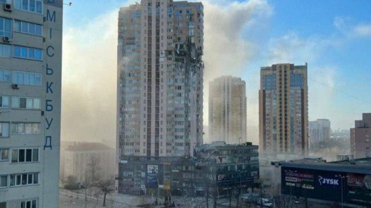 Un bloc de locuințe din centrul Kievului a fost lovit de o rachetă