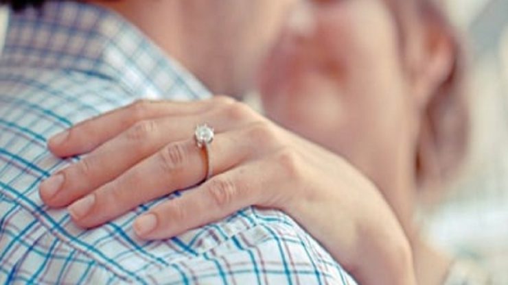 Imediat după logodnă, o tânără a trăit șocul vieții ei. Ce secret ascundea inelul primit de la bărbatul cu care avea să ajungă la altar 25