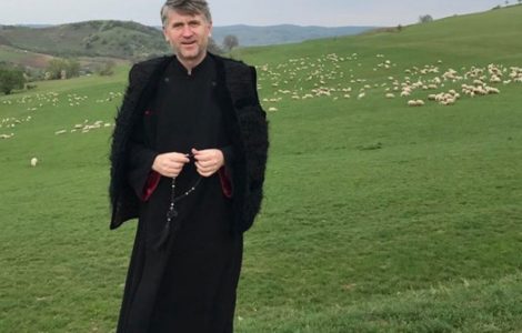 Cristian Pomohaci, preotul-cântăreț acuzat de pedofilie, susține că a fost abuzat fizic de propria mamă