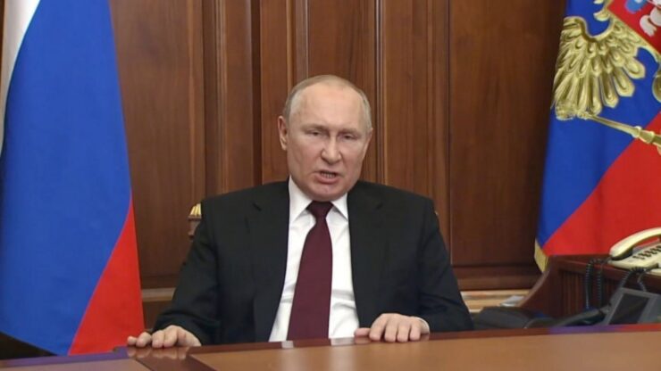 Criticii lui Vladimir Putin, amenințați cu litera "Z". Un jurnalist a găsit un cap de porc pe pragul ușii 25 Criticii lui Vladimir Putin, amenințați cu litera Z.