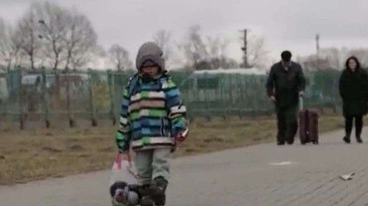 Emoționant! Un băiețel din Ucraina trece granița singur și plânge