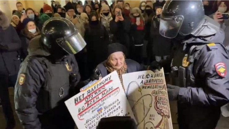 Femeie de 76 de ani, arestată în Rusia, după ce a protestat împotriva războiuluI