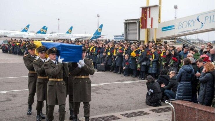 Moment emoționant. Cum a fost întâmpinat cortegiul funerar al unui ofițer ucrainean de către oameni