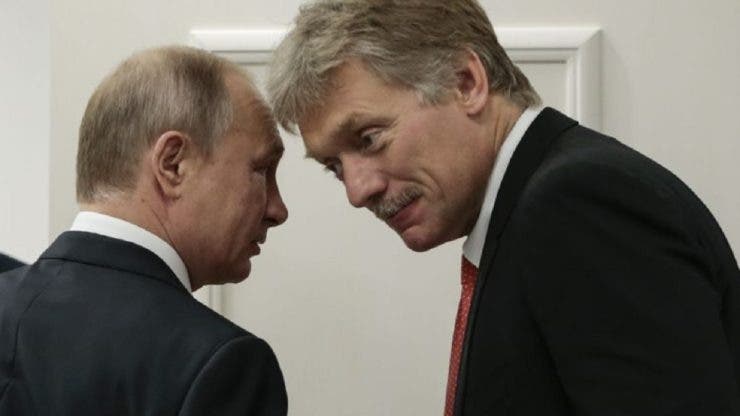 Dmitri Peskov, alături de Vladimir Putin. Sursa foto: Anadolu Agency via Getty Images