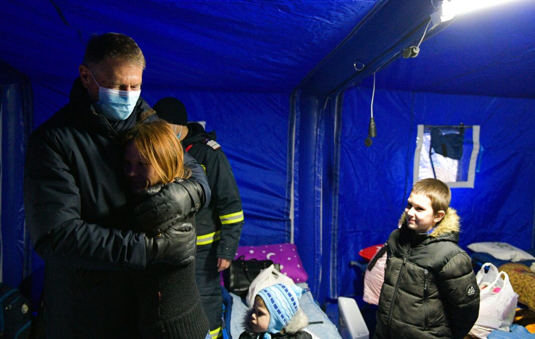 Klaus Iohannis, la tabăra de refugiaţi de la Siret: "Niciun ucrainean nu va fi refuzat la intrarea în România" 26 klaus iohannis