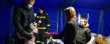 fetita imbratisat Klaus Iohannis