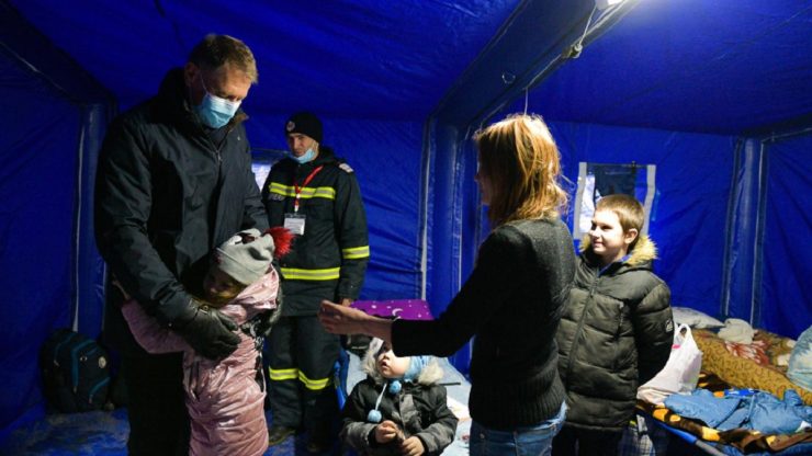 Cine este fetița care l-a îmbrățișat pe Klaus Iohannis, în vizita de la tabăra de refugiați din Vama Siret. Ce surpriză i-a făcut președintele României 25 fetita imbratisat Klaus Iohannis