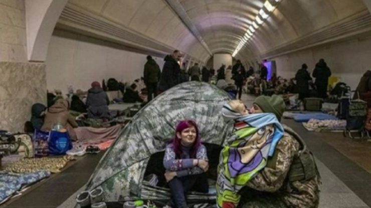 Război în Ucraina. Imaginea care rupe inimi: militarul din Kiev a coborât la metrou doar pentru a-și îmbrățișa fiul 25 metrou kiev