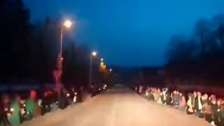 Imagini impresionante cu ucraineni în genunchi la margine de drum, cu lumânări aprinse, în semn de omagiu pentru soldații uciși în război 25 razboi ucraina
