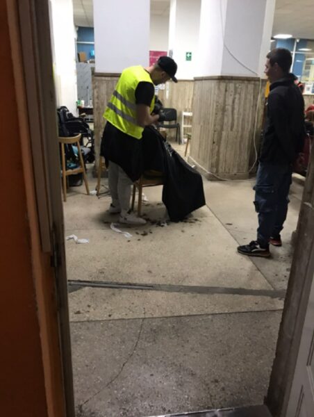 Gestul plin de omenie al unui voluntar pentru un refugiat ajuns în Gara de Nord! A impresionat pe toată lumea 26