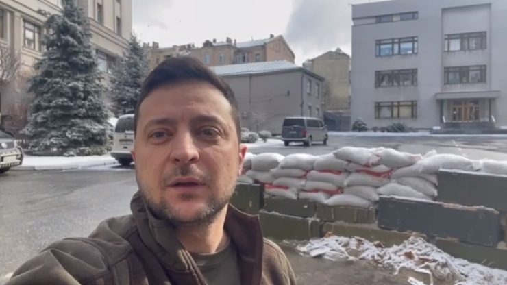 Noi imagini cu Volodimir Zelenski. Video cu liderul de la Kiev în afara buncărului: “Ce război în această primăvară” 25