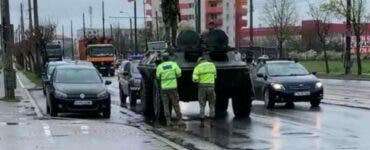 Bulevardul Timișoara a fost blocat, după ce un blindat al Armatei Române s-a stricat pe drum