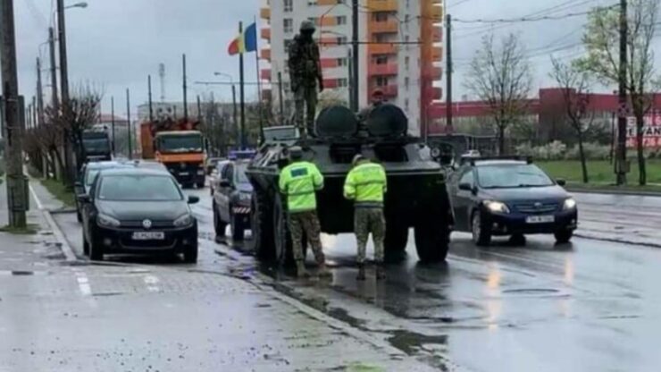 Bulevardul Timișoara a fost blocat, după ce un blindat al Armatei Române s-a stricat pe drum
