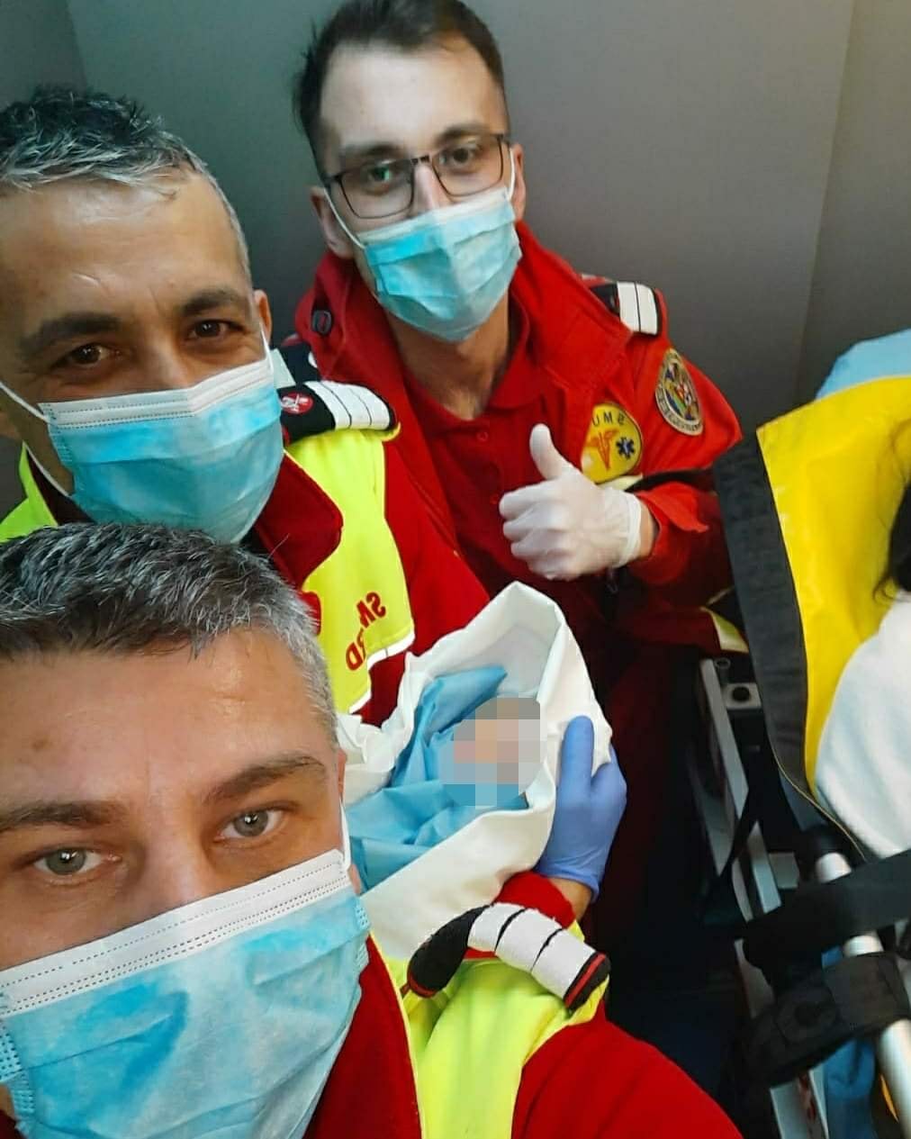 Minune în viața unei femei. A născut în ambulanța SMURD, iar la spital a mai născut o dată 26 a nascut gemeni