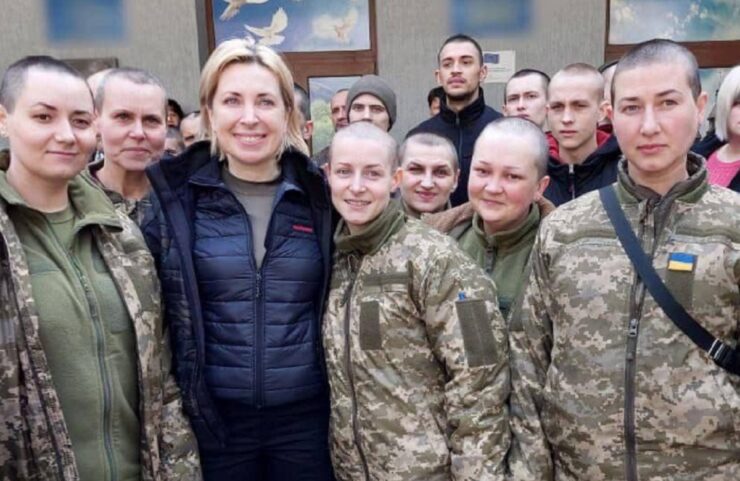 Femeile din armata ucraineană, rase în cap de soldații ruși ai lui Vladimir Putin, după ce au fost luate prizoniere: “Nu sunt oameni, nici măcar animale” 25 femei armata ucraina