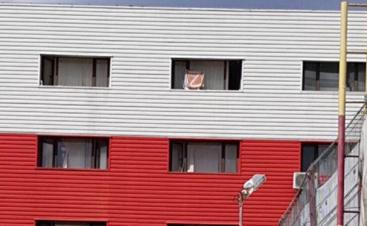Litera Z, simbol de pe tancurile lui Putin ajunse în Ucraina, la fereastra unui cămin din Iași. Poliția a bătut imediat la ușa studentului 25 litera z iasi