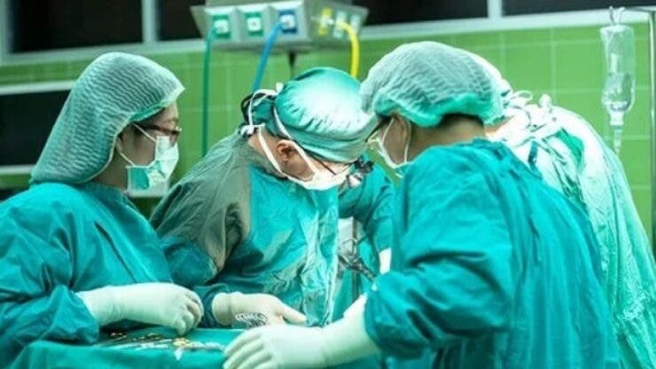 Medicii din Iași au reatașat piciorul tânărului de 15 ani lovit de tren în timp ce asculta muzică la căști. Operația a durat 13 ore