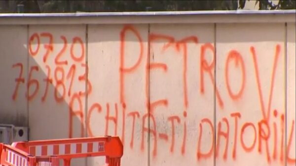 Ce a apărut scris pe gardul vilei în care încă stă Traian Băsescu: “Petrov” 26