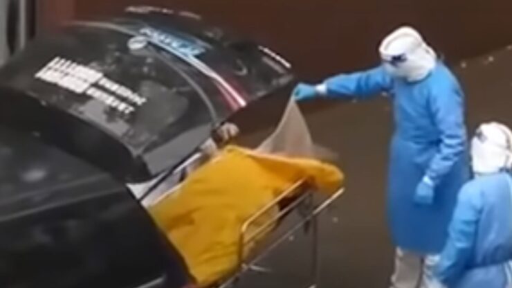 Angajații unei firme de pompe funebre au trăit clipe de coșmar. Persoana din interiorul sacului mortuar era încă în viață 25 Angajații unei firme de pompe funebre au trăit clipe de coșmar