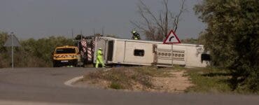 Autobuz plin cu români, răsturnat în Spania