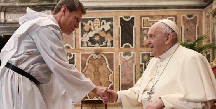 VIDEO Moment dificil pentru Papa Francisc. Nu s-a putut ridica pentru a saluta pelerinii. Care este cauza 25 Cu ce se confruntă Papa Francisc
