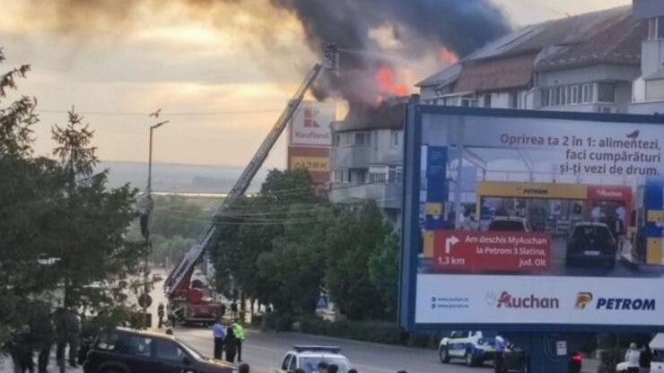 Incendiu puternic la un bloc din Slatina.