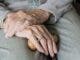 O bătrână a fost rugată de o străină să își pună verigheta într-un șervețel