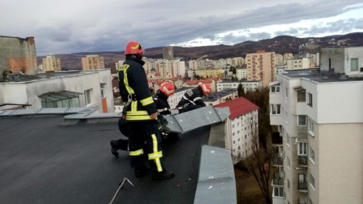 O femeie a căzut accidental de pe bloc în timp ce amenința că se aruncă. În ce stare se află aceasta 25 O femeie a căzut accidental de pe bloc în timp ce se amenința că se aruncă