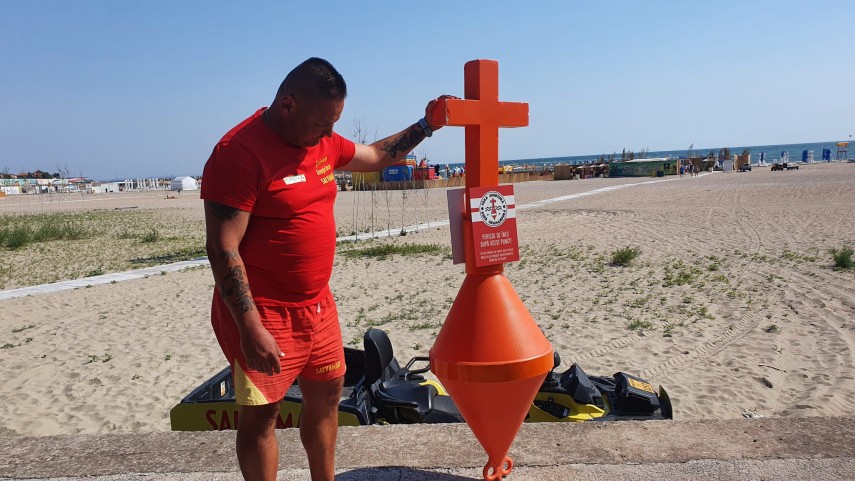 Geamanduri în formă de cruce în Marea Neagră. Salvamarii sunt revoltați: "Eu n-am să crucific litoralul românesc" 26 geamanduri cu cruce
