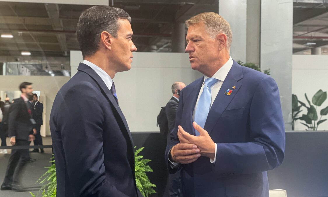 Gestul surprinzător pe care președintele României, Klaus Iohannis, l-a făcut în timpul întâlnirii cu Joe Biden. Ce semnificație are 26 gest