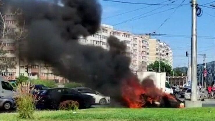 Mașină în flăcări în zona Pieței Obor din București