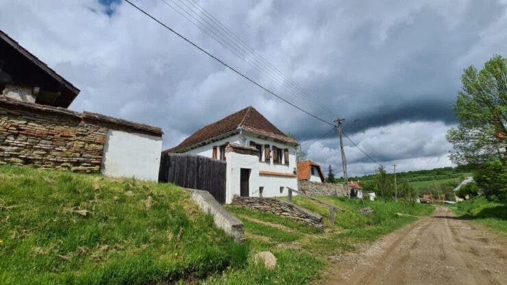 Satul din România unde casele s-au vândut cu 2000 de lei.