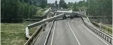 _Un pod peste râul Siret pe care se aflau două autoturisme s-a prăbușit