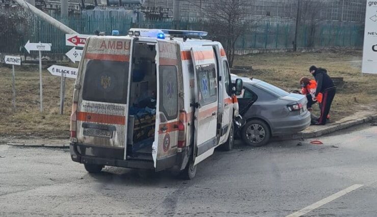 O ambulanță cu un minor, grav accidentat, a fost lovită de o altă mașină! Asistentul de pe Ambulanță, rănit și el 25