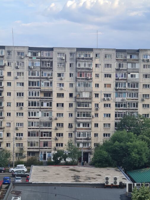 S-a trezit în zorii zilei din cauza unui zgomot supărător. Când s-a uitat pe geam, a rămas fără cuvinte: „Cum a ajuns aici?”. Ce a văzut femeia 27