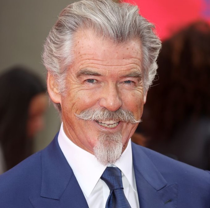 Îl recunoști? Cum mai arată cel mai râvnit actor de la Hollywood 26 Pierce Brosnan