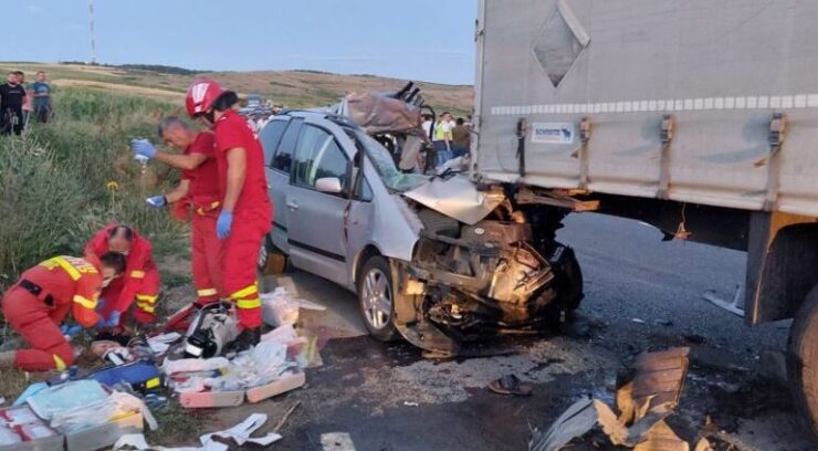 FOTO Plan roșu de intervenție, în județul Vaslui. Un copil de trei ani a murit, alți doi sunt inconștienți. Ce s-a întâmplat 25 Accident cu multiple victime în judeţul Vaslui