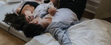 Un român din Italia, prins în timp ce îşi înşela soţia cu partenera de viaţă a vărului său