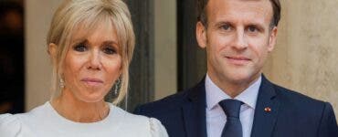 Emmanuel și Brigitte Macron, gesturi tandre în public