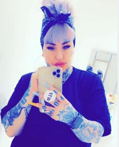 Motivul ieșit din comun pentru care o tânără a decis să își tatueze fața și scalpul. Vrea să își tatueze complet corpul 27 Femeie tatuaje pe scalp si pe fata