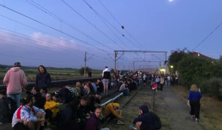 Situație revoltătoare la Electric Castle! Mii de tineri au așteptat trenul timp de șase ore: ”Am simțit că leșin, că mor de frig” 25 electric castle