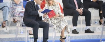 Emmanuel Macron, jignit de Brigitte Macron. Incident surprins în avion în timpul vizitei oficiale din Asia 34 Monden