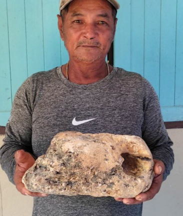 Un pescar sărac a făcut descoperirea vieții lui, care îl va îmbogăți. Ce a găsit bărbatul pe o plajă 26 Un pescar sărac din Thailanda a făcut o descoperire care-i va schimba complet viața